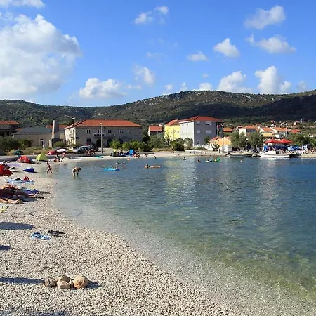 Apartman Family Friendly Seaside Vinisce, Trogir - 5946 *
