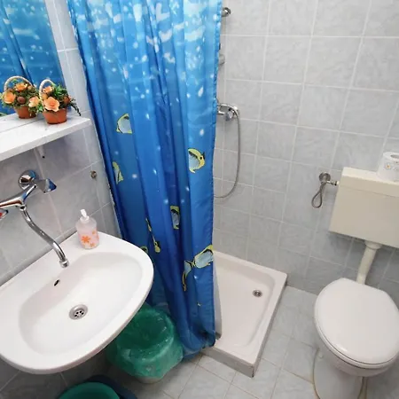 Family Friendly Seaside Vinisce, Trogir - 5946 Apartman