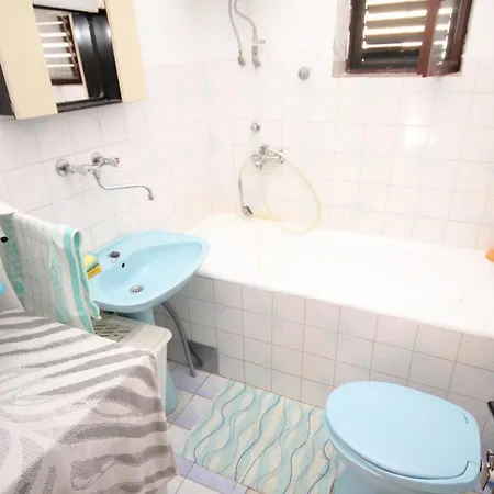 Apartman Family Friendly Seaside Vinisce, Trogir - 5946