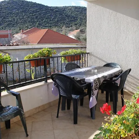 Family Friendly Seaside Vinisce, Trogir - 5946 Apartman *
