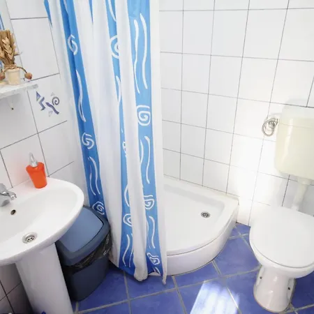 Family Friendly Seaside Vinisce, Trogir - 5946 Apartman