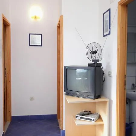 Family Friendly Seaside Vinisce, Trogir - 5946 Apartman