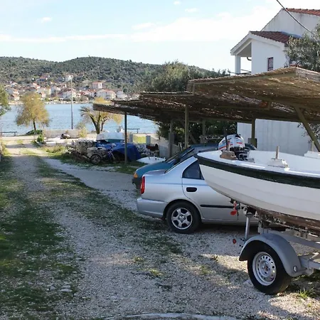 Family Friendly Seaside Vinisce, Trogir - 5946 Vinisce