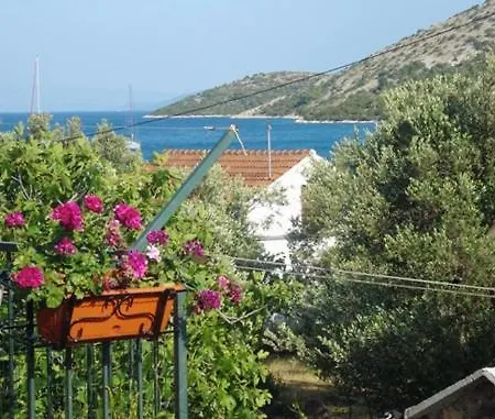 Family Friendly Seaside Vinisce, Trogir - 5946 Apartman