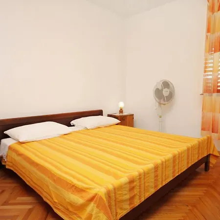 Family Friendly Seaside Vinisce, Trogir - 5946 Apartman