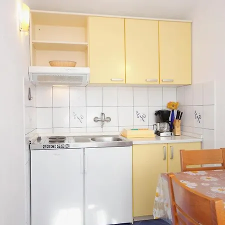 Apartman Family Friendly Seaside Vinisce, Trogir - 5946 Vinisce